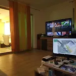 Yellow Cube アパート Kožino