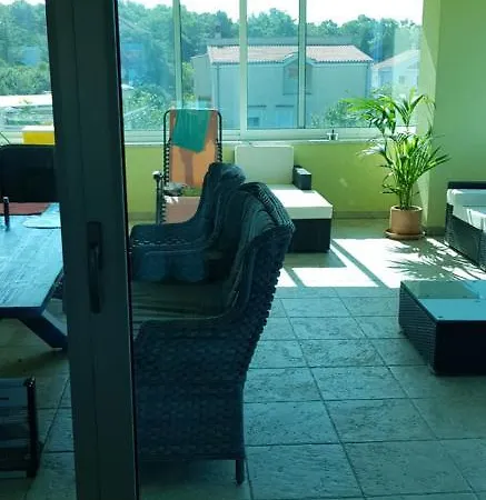 Apartment Yellow Cube *