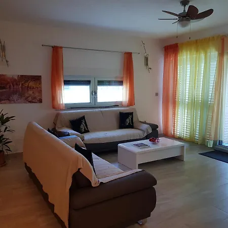 Apartment Yellow Cube *