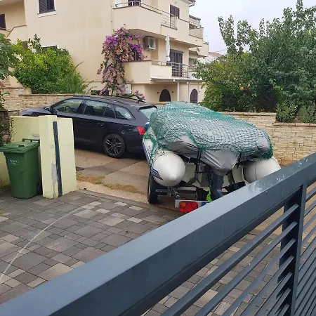 Yellow Cube Apartment *