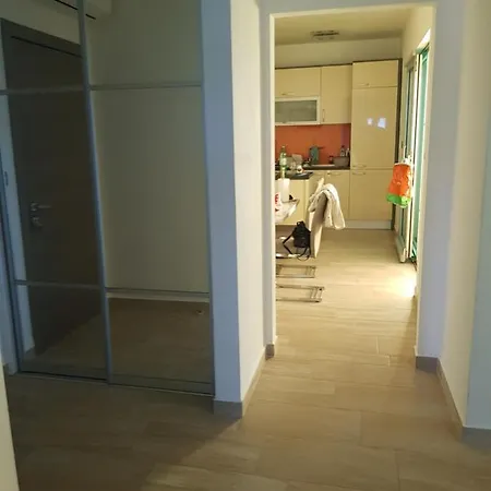 Apartment Yellow Cube *