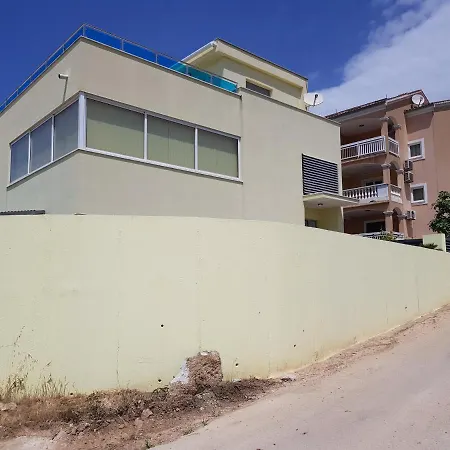 Yellow Cube Apartment *