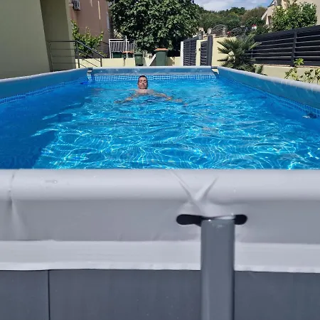 Apartment Yellow Cube *