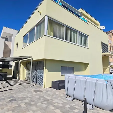 Yellow Cube アパート *