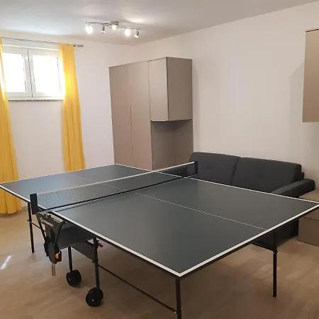 Yellow Cube شقة Kožino
