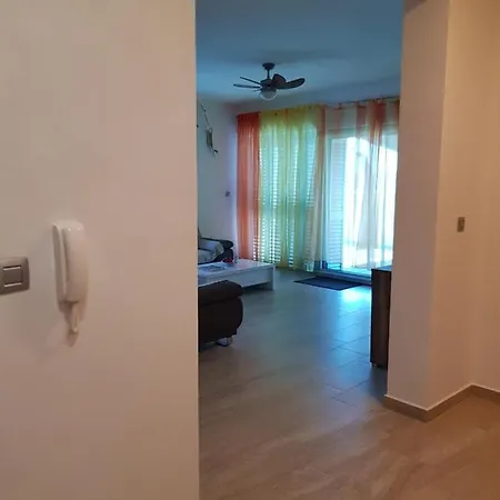 Yellow Cube דירה Kožino