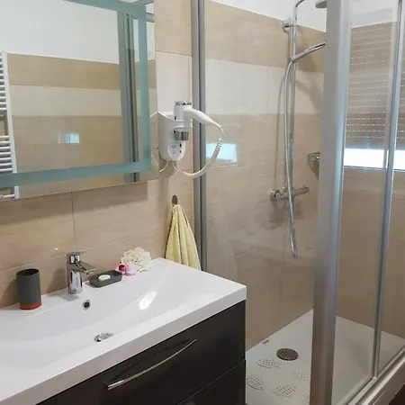 Yellow Cube Apartamento Kožino