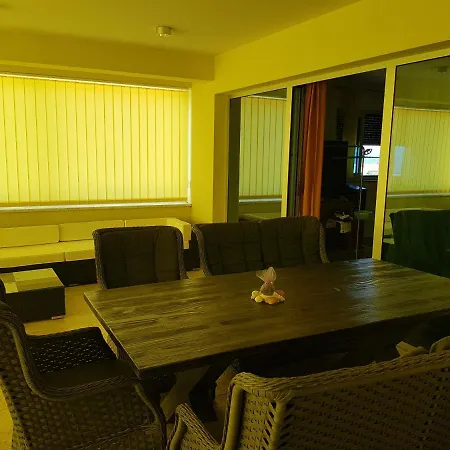 Yellow Cube Apartamento Kožino