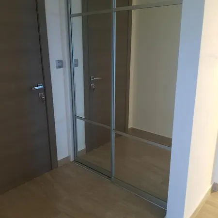 Yellow Cube Apartamento Kožino