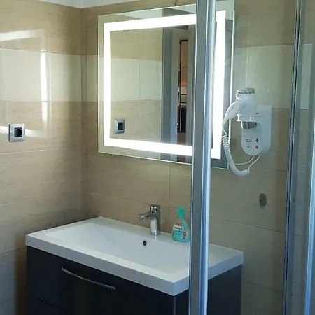 Yellow Cube Daire Kožino